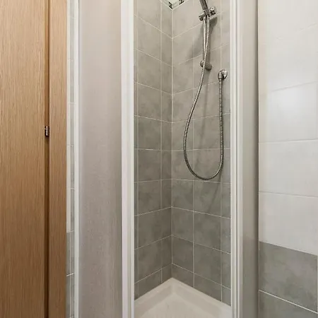 Hostly - Family Strada Dell'olio - Brand New 2br, 2 Bathrooms With Ac Apartment *